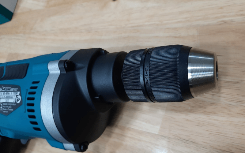 Makita M8101B có đầu kẹp linh hoạt, hỗ trợ đa dạng mũi khoan và vít