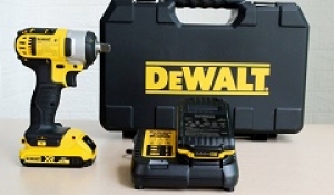 Giá máy khoan pin Dewalt khoảng bao nhiêu?