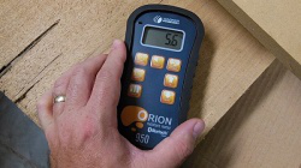 Máy đo độ ẩm gỗ Pin và Pinless loại nào tốt hơn?