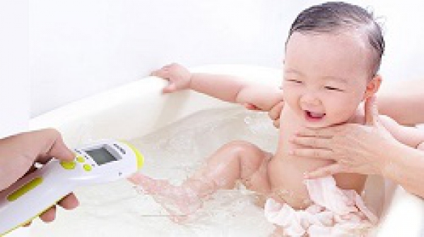 Nhiệt độ nước tắm cho trẻ sơ sinh mùa đông, mùa hè bao nhiêu tốt nhất?
