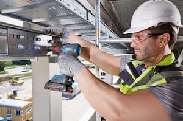 Có nên mua máy siết bu lông bắt vít pin Bosch GDX 18V-200 không?