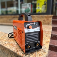 Mặt trước có bảng điều khiển của máy hàn que Jasic ZX7 200E